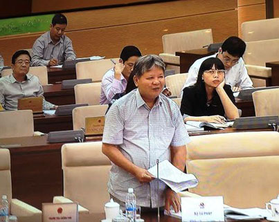 Bộ trưởng Bộ Tư pháp Hà Hùng Cường phát biểu tại phiên họp.
